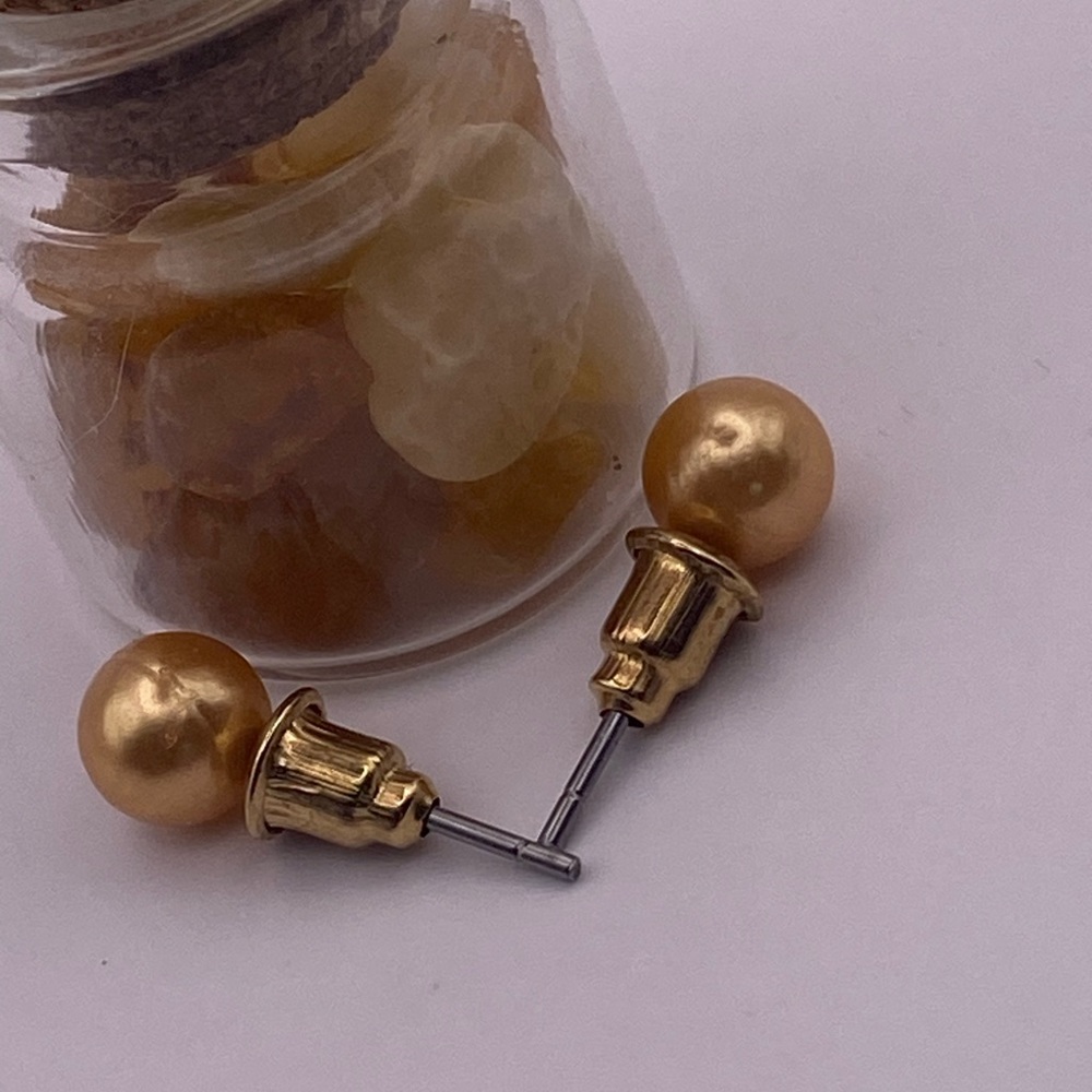 NWOT NEVER WORN GOLD SMALL BALL POST EARRINGS BUSINESS CASUAL DATE NIGHT